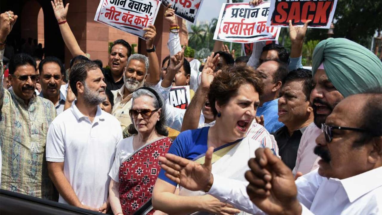 Congress Parliamentary Party (CPP) chairperson Sonia Gandhi along with Rahul and Priyanka Gandhi protest against the Union Govt (Photo/ANI) Congress Parliamentary Party (CPP) chairperson Sonia Gandhi along with Rahul and Priyanka Gandhi protest against the Union Govt (Photo/ANI)