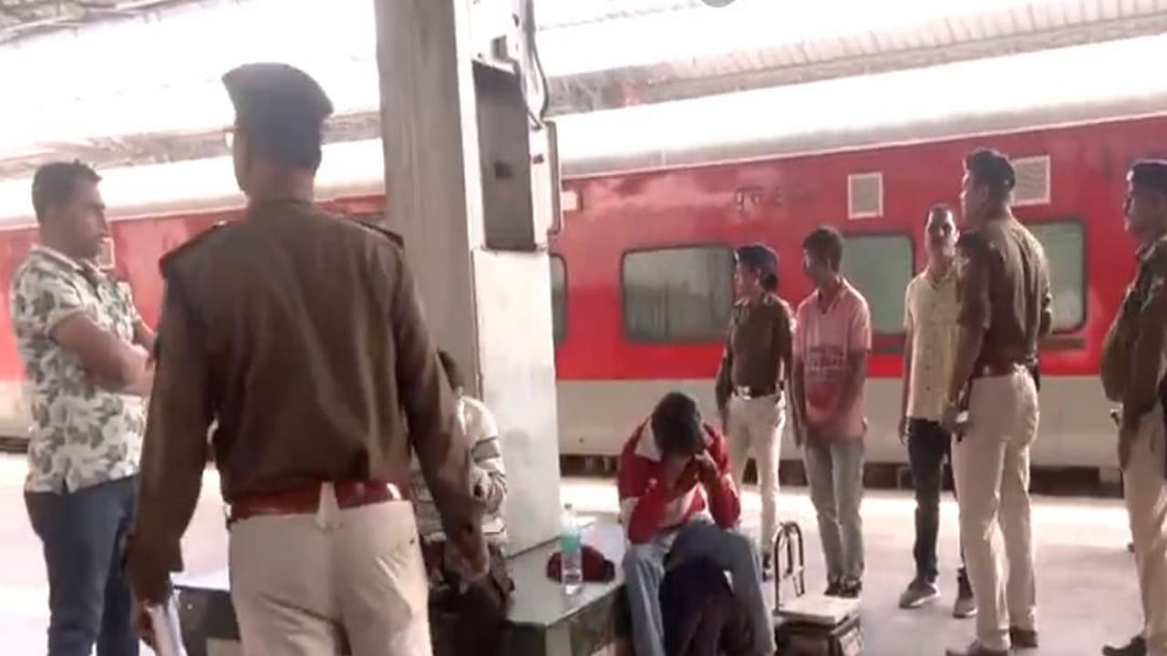 RPF and GRP apprehend two men at Odisha’s Bhubaneswar Railway Station (Photo/ANI) RPF and GRP apprehend two men at Odisha’s Bhubaneswar Railway Station (Photo/ANI)