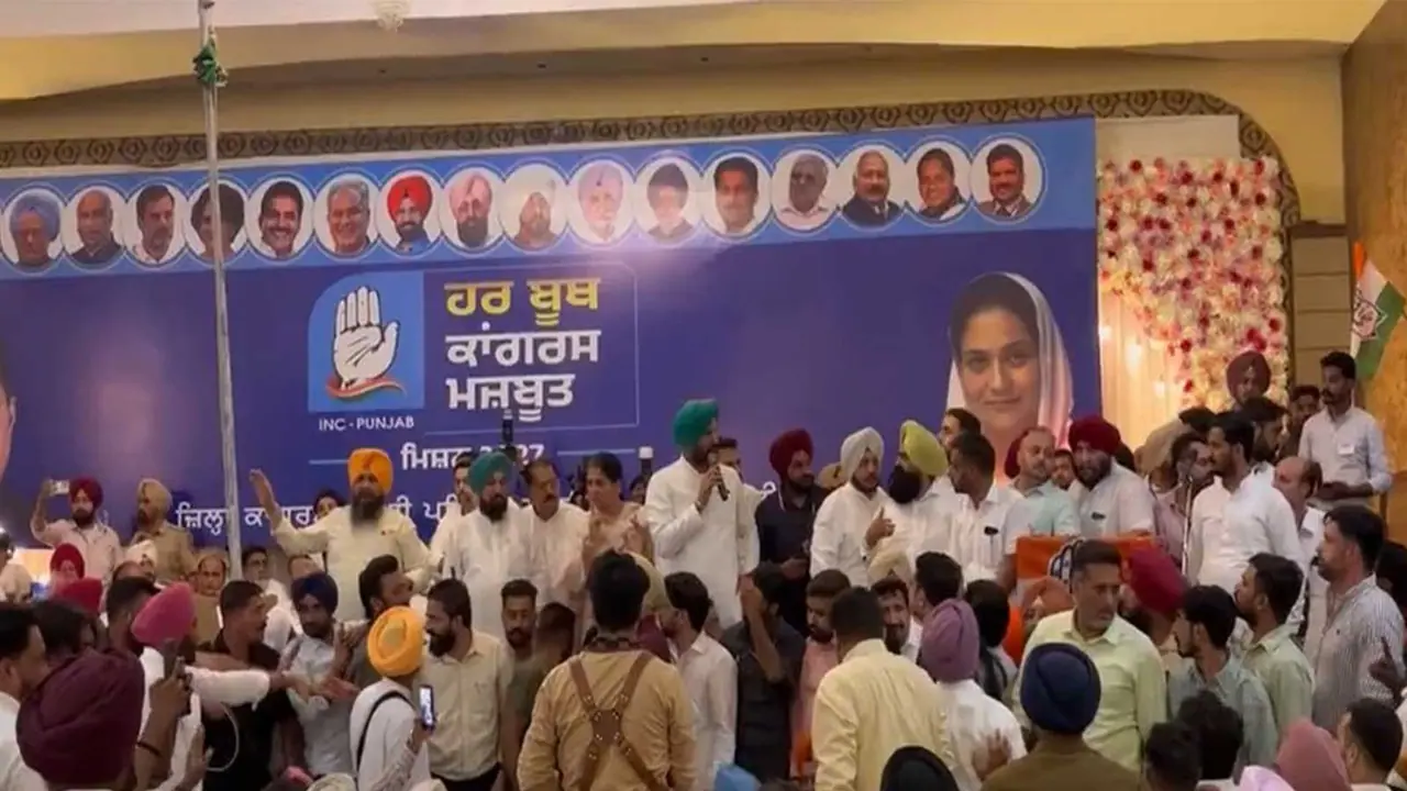 Slogans raised as Punjab Congress chief takes stage (Photo/ANI) Slogans raised as Punjab Congress chief takes stage (Photo/ANI)