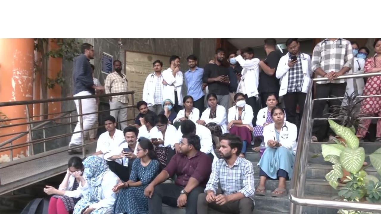 Telangana Junior Doctors association staging a protest (Photo/ANI) Telangana Junior Doctors association staging a protest (Photo/ANI)