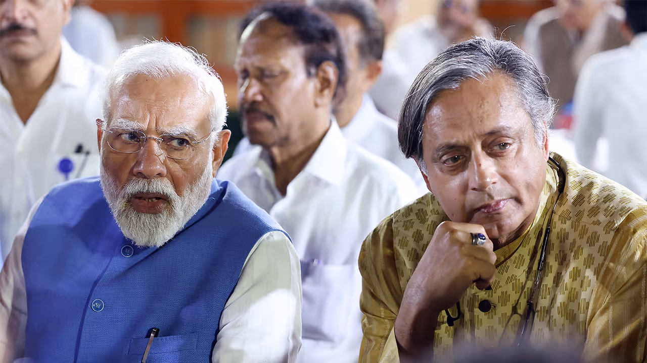 Prime Minister Narendra Modi and Congress leader Shashi Tharoor (Photo/ANI) Prime Minister Narendra Modi and Congress leader Shashi Tharoor (Photo/ANI)