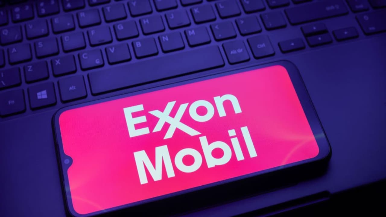 Exxon Mobil Stock Falls After Q4 Revenue Misses Wall Street Estimates: Retail Shrugs It Off Exxon Mobil Stock Falls After Q4 Revenue Misses Wall Street Estimates: Retail Shrugs It Off