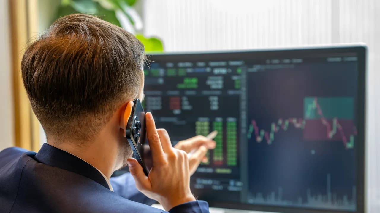https://stocktwits.com/news articles/markets/equity/s and p 500 hits record highs/cZofOeORJ9L https://stocktwits.com/news articles/markets/equity/s and p 500 hits record highs/cZofOeORJ9L