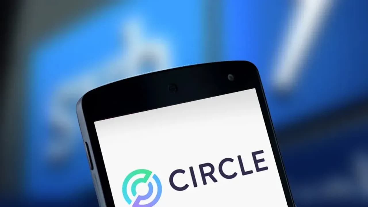 https://stocktwits.com/news articles/markets/equity/circle upsizes ipo targets 7b valuation amid stablecoin momentum/chkYdbBRbHf