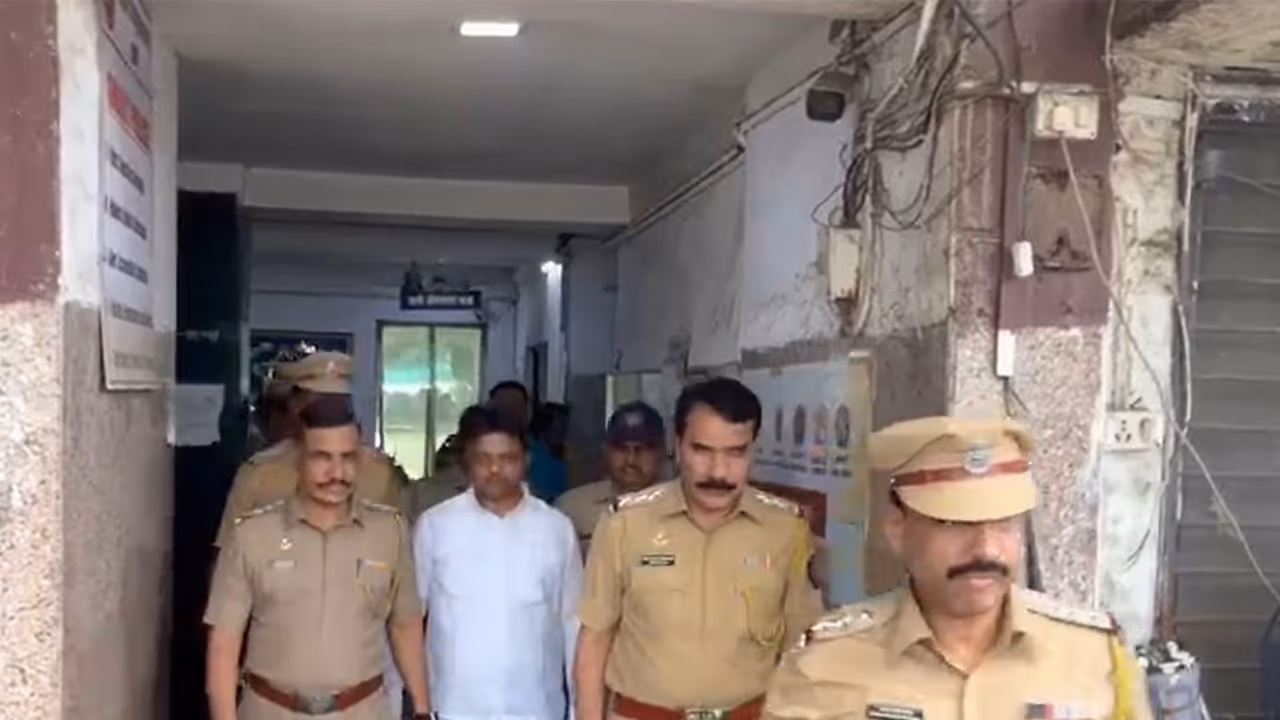 Shiv Sena corporator Ramesh Mhatre produced in Kalyan Sessions Court (Photo/ANI) Shiv Sena corporator Ramesh Mhatre produced in Kalyan Sessions Court (Photo/ANI)