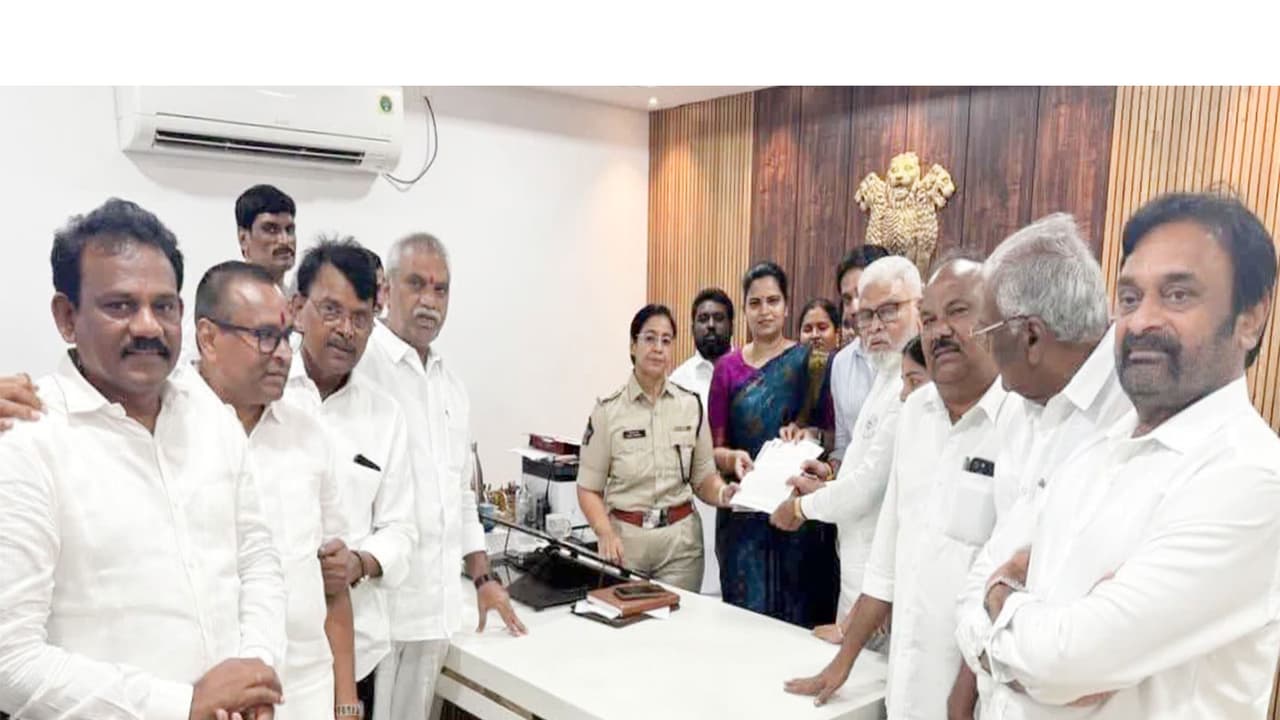 YSRCP leaders at Vijayawada Police Commissioner’s Office (Photo/ANI) YSRCP leaders at Vijayawada Police Commissioner’s Office (Photo/ANI)