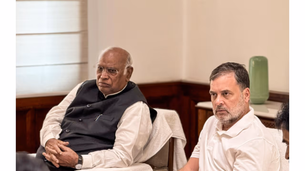 Congress President Mallikarjun Kharge with Lok Sabha LoP Rahul Gandhi (File Photo/ANI) Congress President Mallikarjun Kharge with Lok Sabha LoP Rahul Gandhi (File Photo/ANI)