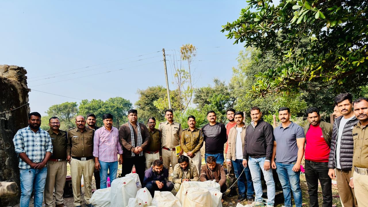 Narcotics wing team with accused and seized materials (Photo/ Narcotics Wing Indore) Narcotics wing team with accused and seized materials (Photo/ Narcotics Wing Indore)