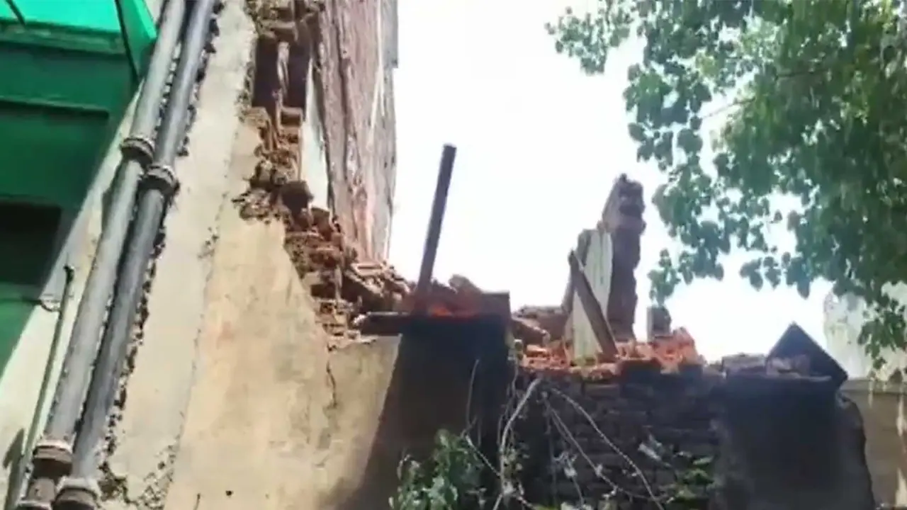 Wall of old building collapses in Karol Bagh (Photo/ANI) Wall of old building collapses in Karol Bagh (Photo/ANI)
