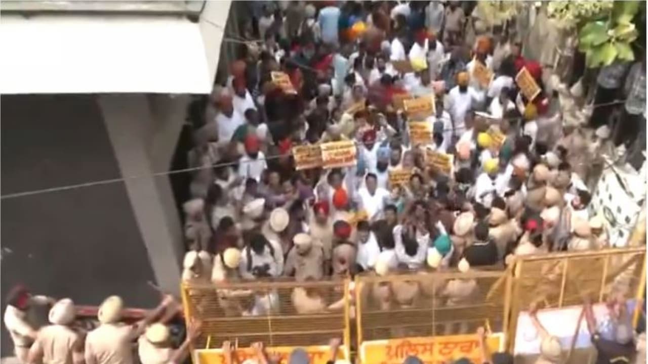 Aam Aadmi Party workers hold a protest outside the residence of Rajya Sabha MP Tarun Chugh (Photo/ANI) Aam Aadmi Party workers hold a protest outside the residence of Rajya Sabha MP Tarun Chugh (Photo/ANI)