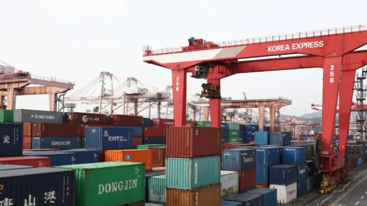https://stocktwits.com/news articles/markets/equity/south korean exports hold ground despite steep us tariffs/chsS0c7RdL4