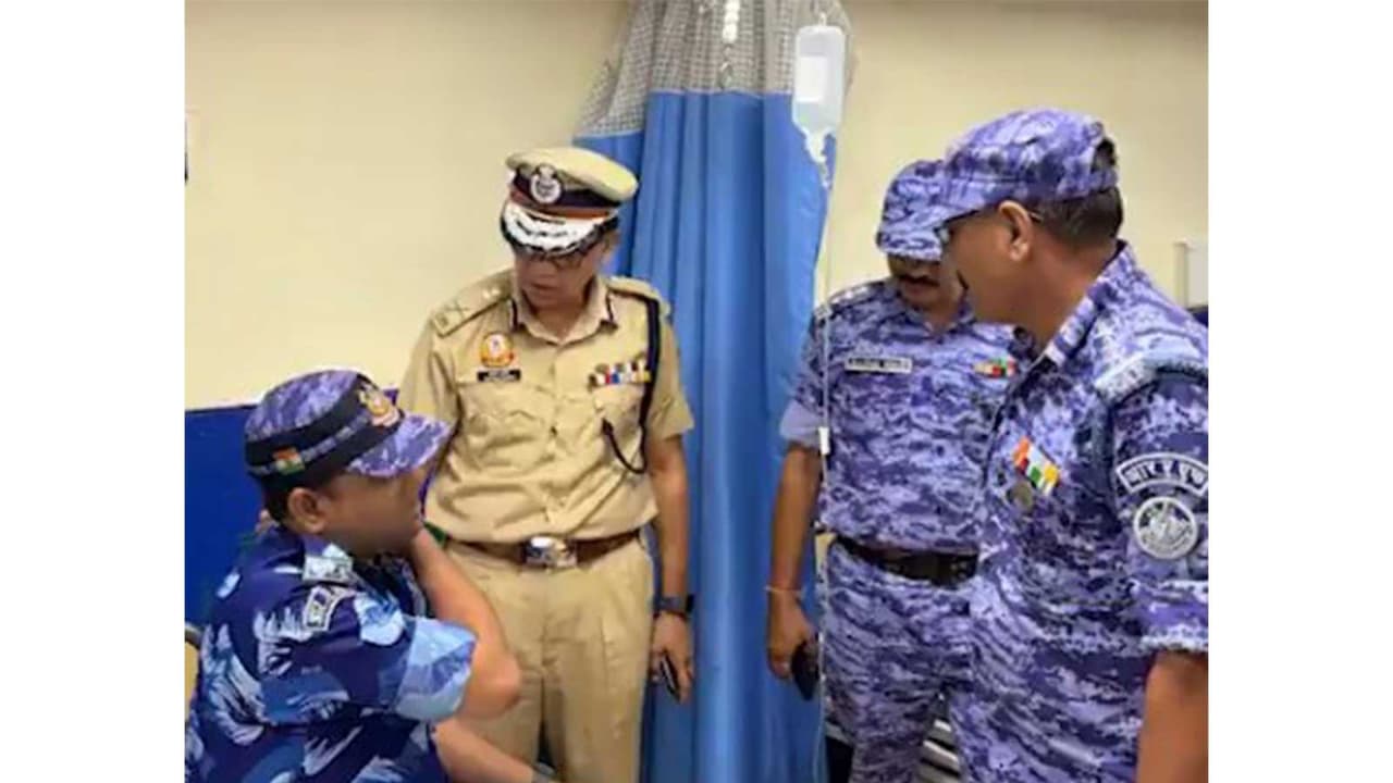 Delhi Police Commissioner Anurag Kumar visited hospital to meet the injured cops during the Parliament march (Photo/Delhi Police) Delhi Police Commissioner Anurag Kumar visited hospital to meet the injured cops during the Parliament march (Photo/Delhi Police)