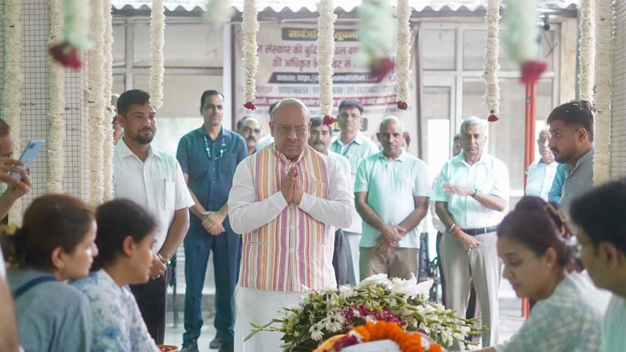 Delhi Assembly Speaker Vijender Gupta paying tribute to former Delhi Lokayukta Justice Harish Chandra Mishra (Photo/DelhiLegislativeAssemblySecretariat) Delhi Assembly Speaker Vijender Gupta paying tribute to former Delhi Lokayukta Justice Harish Chandra Mishra (Photo/DelhiLegislativeAssemblySecretariat)