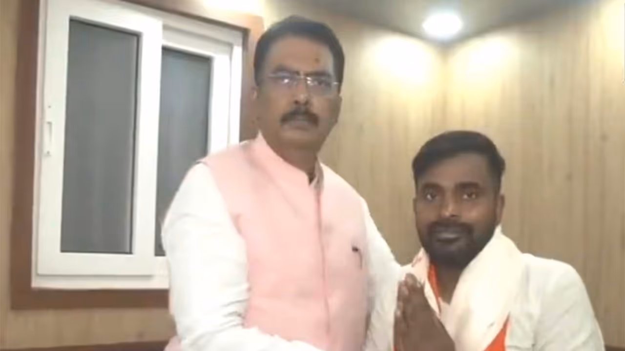 Bihar BJP chief Sanjay Sarogi felicitates party's candidate from Bankipur Assembly seat, Neeraj Kumar Sinha (Photo/ANI) Bihar BJP chief Sanjay Sarogi felicitates party's candidate from Bankipur Assembly seat, Neeraj Kumar Sinha (Photo/ANI)