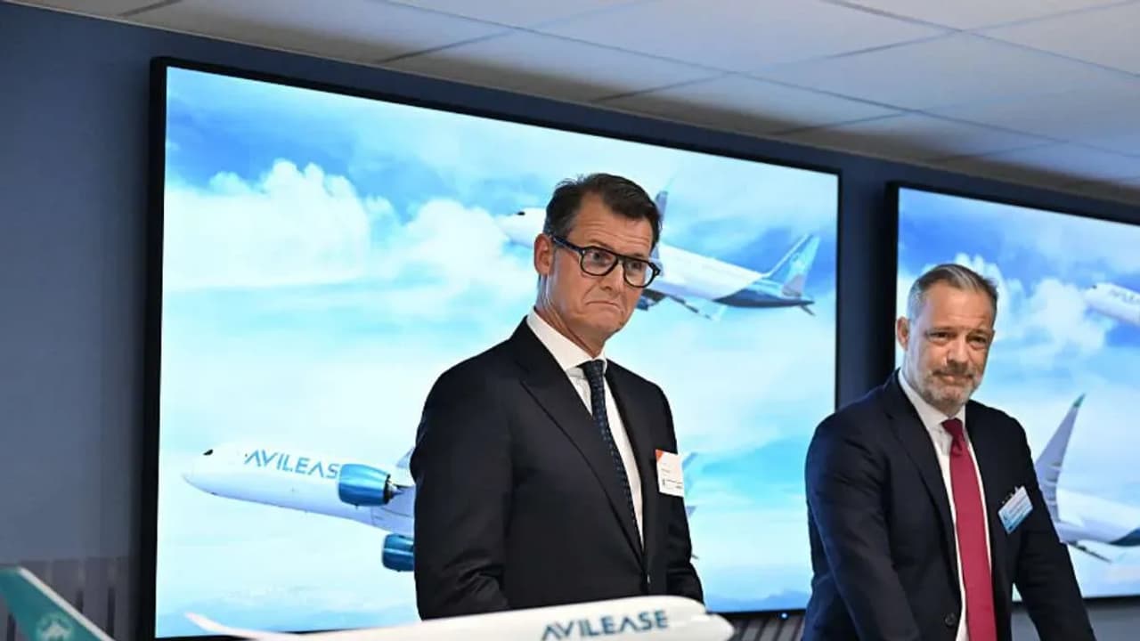 https://stocktwits.com/news articles/markets/equity/boeing flies under the radar in paris airshow as airbus dominates new orders/chlYManRRTA