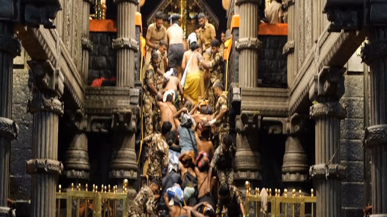 Devotees throng Sabarimala temple during the Mandala Makaravilakku season (Photo: IPRD) Devotees throng Sabarimala temple during the Mandala Makaravilakku season (Photo: IPRD)