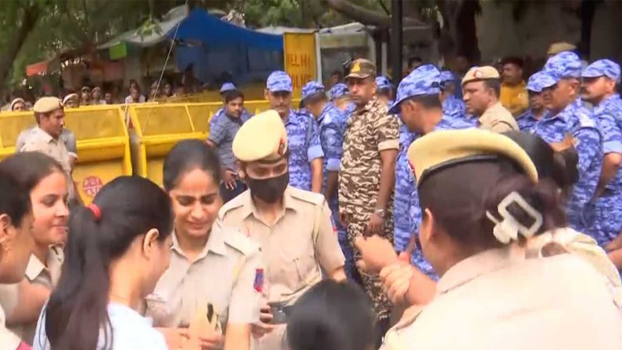 Delhi Police remove protesters from Jantar Mantar after Sonam Wangchuk was taken to a hospital (Photo/ANI) Delhi Police remove protesters from Jantar Mantar after Sonam Wangchuk was taken to a hospital (Photo/ANI)
