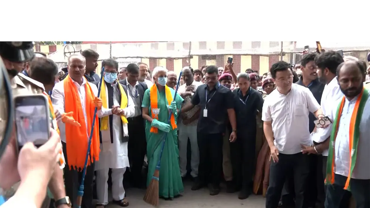 Finance Minister Nirmala Sitharaman participates in 'Swachh Bharat' drive (Photo/ANI) Finance Minister Nirmala Sitharaman participates in 'Swachh Bharat' drive (Photo/ANI)