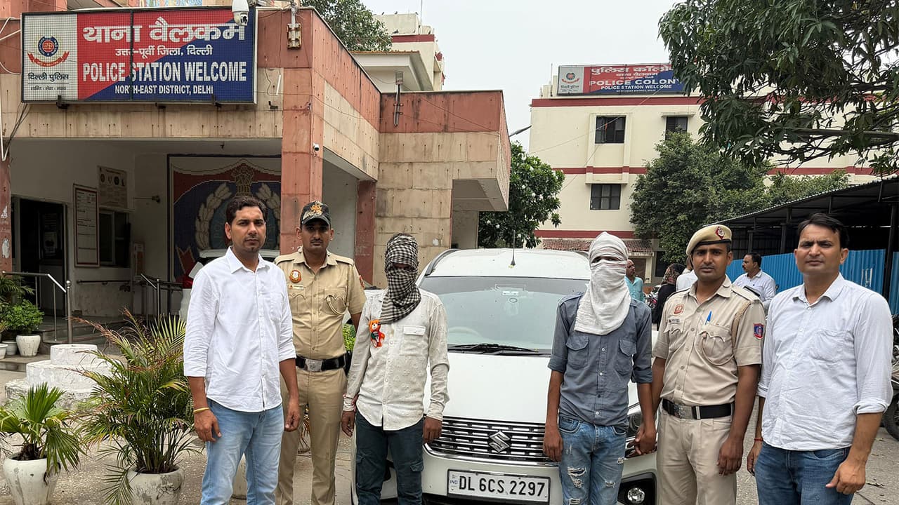 Delhi Police with the accused arrested in robbery case (Photo/ANI) Delhi Police with the accused arrested in robbery case (Photo/ANI)