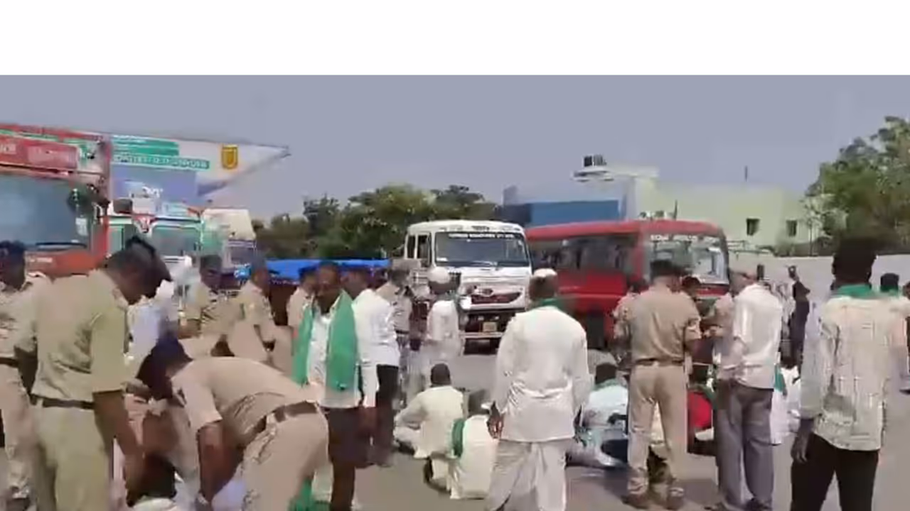 Farmers stage a protest at Hittinahalli toll gate in Vijayapura (Photo/ANI) Farmers stage a protest at Hittinahalli toll gate in Vijayapura (Photo/ANI)