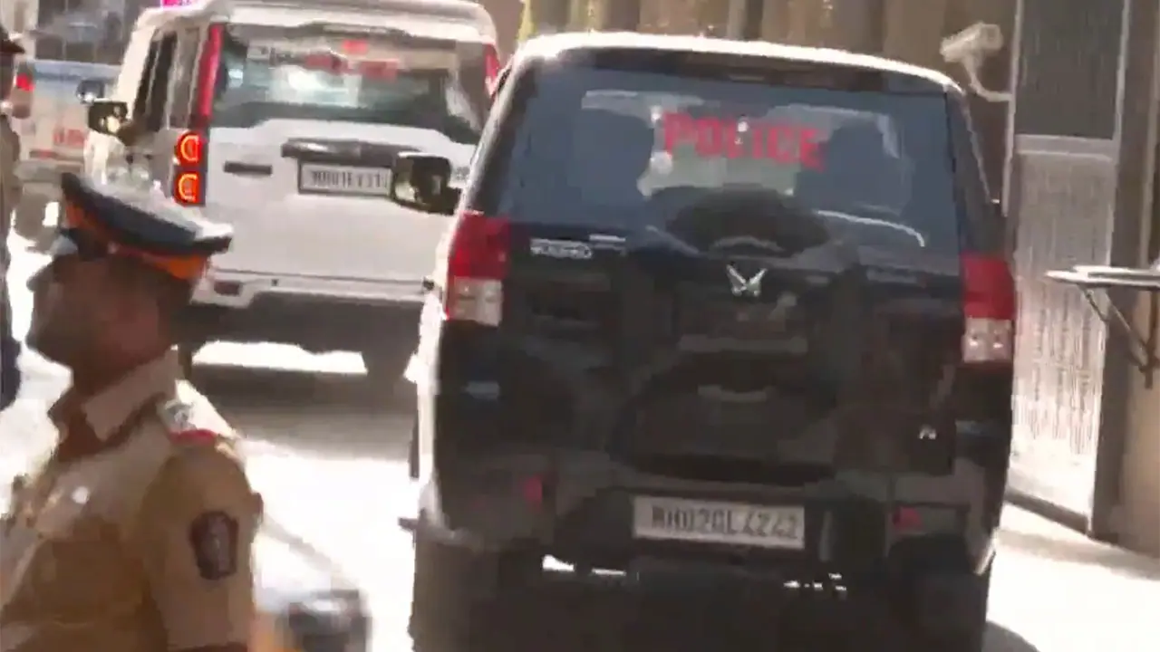 Maharashtra CM Devendra Fadnavis reaches the residence of legendary singer Asha Bhosle in Mumbai (Photo/ANI) Maharashtra CM Devendra Fadnavis reaches the residence of legendary singer Asha Bhosle in Mumbai (Photo/ANI)
