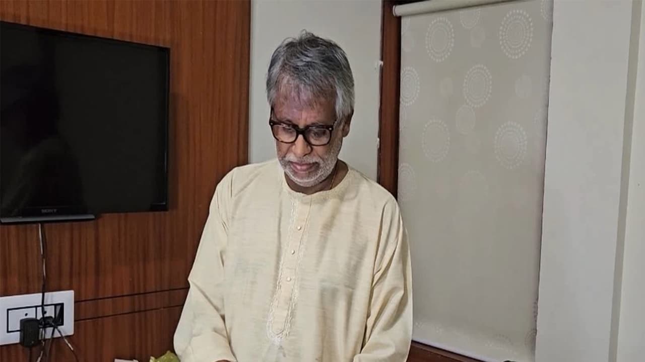 Mauritian citizen Ramrup Jagannath with Odisha's soil (Photo/ANI) Mauritian citizen Ramrup Jagannath with Odisha's soil (Photo/ANI)