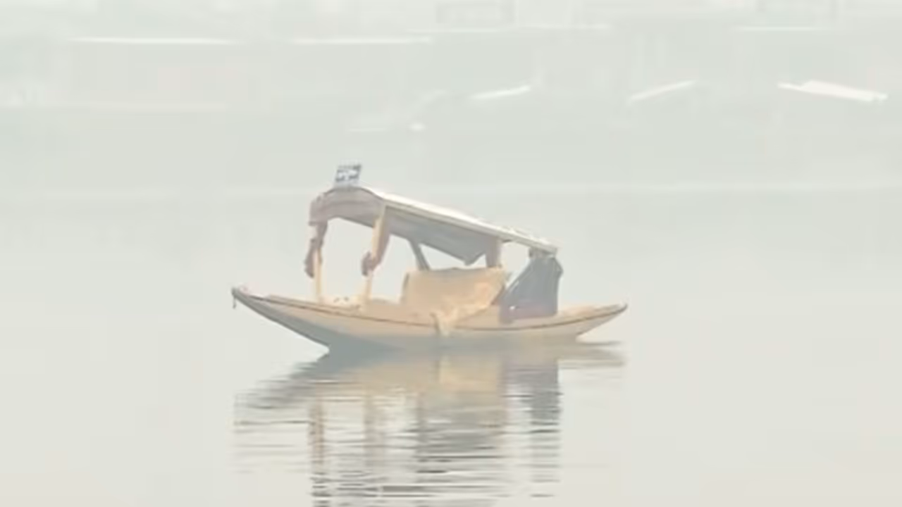 Fog at Dal Lake, Srinagar (Photo/ANI) Fog at Dal Lake, Srinagar (Photo/ANI)