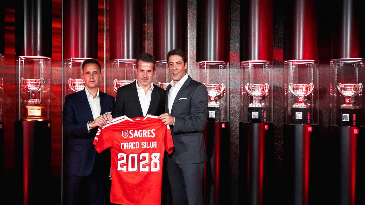 Marco Silva (centre). (Photo: @SLBenfica X) Marco Silva (centre). (Photo: @SLBenfica X)