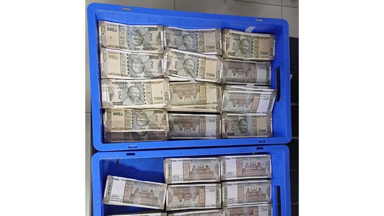 CISF personnel detects cash during security checks at Delhi airport (Photo/ @CISFHQrs) CISF personnel detects cash during security checks at Delhi airport (Photo/ @CISFHQrs)