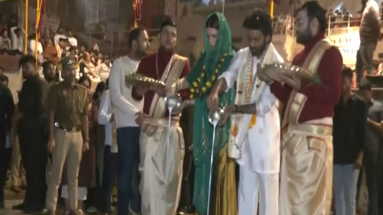 Dhanush, Kriti Sanon perform Ganga aarti (Image source/ANI) 