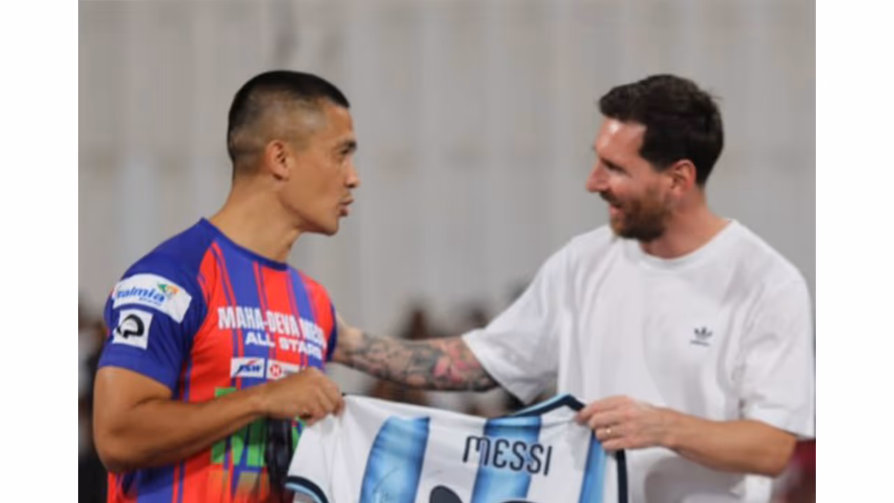 Sunil Chhetri (L) and Lionel Messi (R). (Photo: chetri_sunil11) Sunil Chhetri (L) and Lionel Messi (R). (Photo: chetri_sunil11)