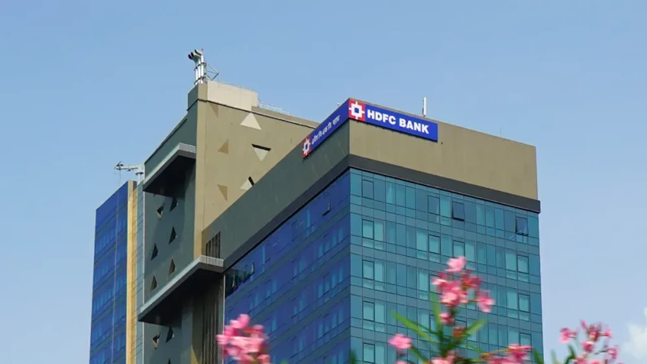 https://stocktwits.com/news articles/markets/equity/hdfc bank could retest lifetime high says sebi ra deepak pal/chlrrAtRRcj