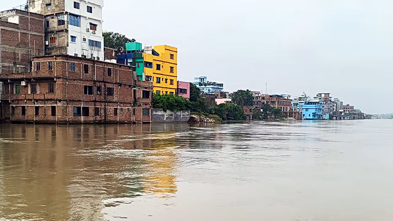 Residential and commercial buildings remain partially submerged as the swollen Ganga River continues to flow above the danger mark in Bhagalpur (Photo/ANI) Residential and commercial buildings remain partially submerged as the swollen Ganga River continues to flow above the danger mark in Bhagalpur (Photo/ANI)