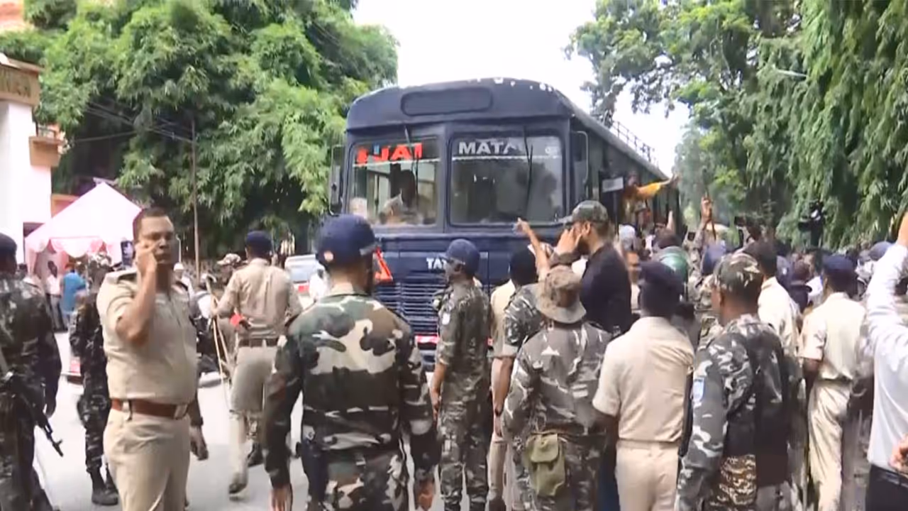 BJP leaders detained outside Jharkhand CM's residence (Photo/ANI) BJP leaders detained outside Jharkhand CM's residence (Photo/ANI)