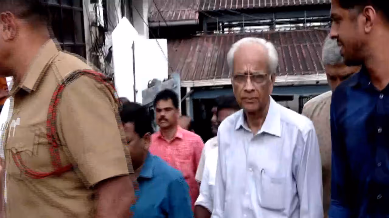 Sabarimala Pilgrim Count Crosses 15 Lakh (Photo/ANI) Sabarimala Pilgrim Count Crosses 15 Lakh (Photo/ANI)