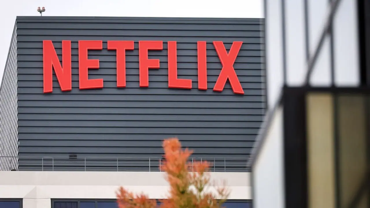 Netflix Stock Teases $1,000 Resistance After Streaming Giant Wows Sell Side, Retail With Beat And Raise Quarter Netflix Stock Teases $1,000 Resistance After Streaming Giant Wows Sell Side, Retail With Beat And Raise Quarter