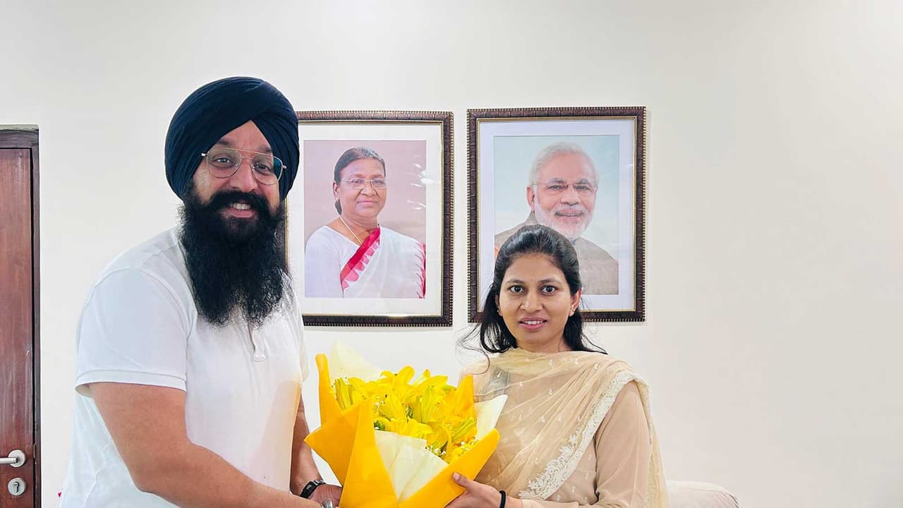 Maninder Pal Singh (left) and Union MoS Khadse (right) (Photo: Union Minister of State for Youth Affairs and Sports) Maninder Pal Singh (left) and Union MoS Khadse (right) (Photo: Union Minister of State for Youth Affairs and Sports)