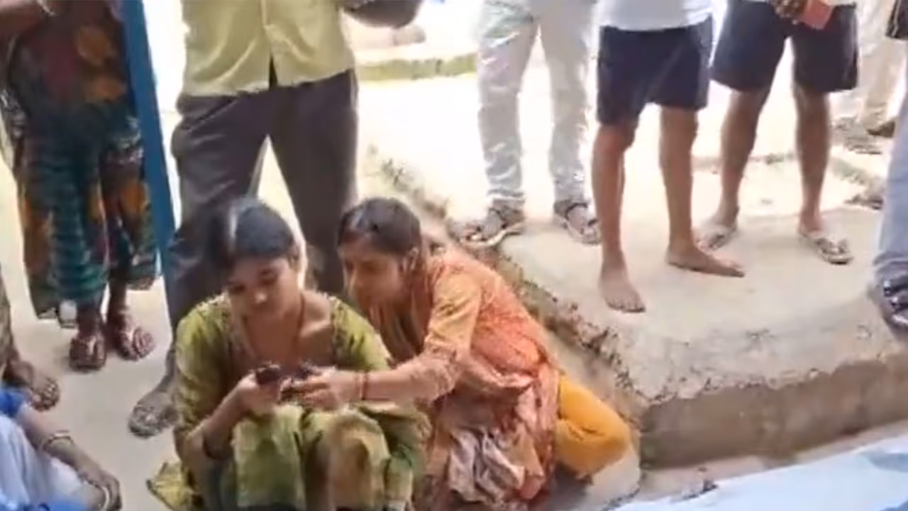 Family members mourn beside the body of a victim following the incident at Ashok Dham Temple in Lakhisarai, Bihar. ( Photo/ ANI) Family members mourn beside the body of a victim following the incident at Ashok Dham Temple in Lakhisarai, Bihar. ( Photo/ ANI)