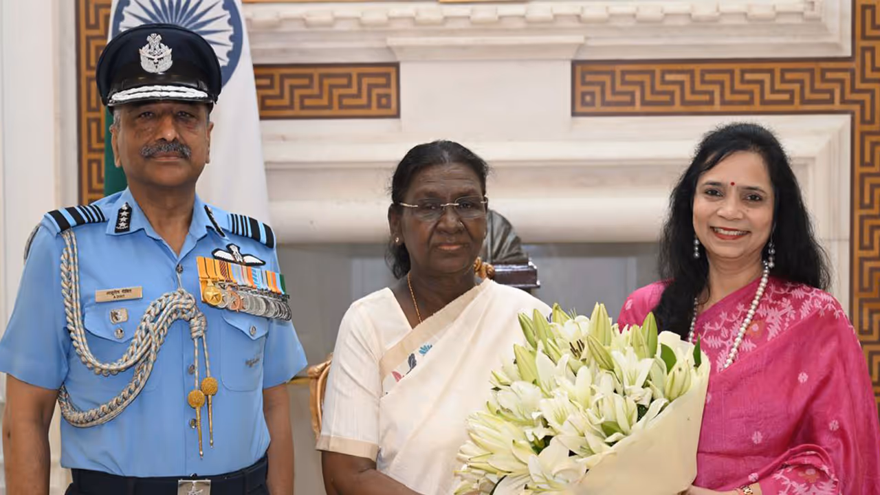 Air Marshal Ashutosh Dixit and AFFWA Vice President Archana Dixit with President Draupadi Murmu (Photo/X/@IAF_MCC) Air Marshal Ashutosh Dixit and AFFWA Vice President Archana Dixit with President Draupadi Murmu (Photo/X/@IAF_MCC)