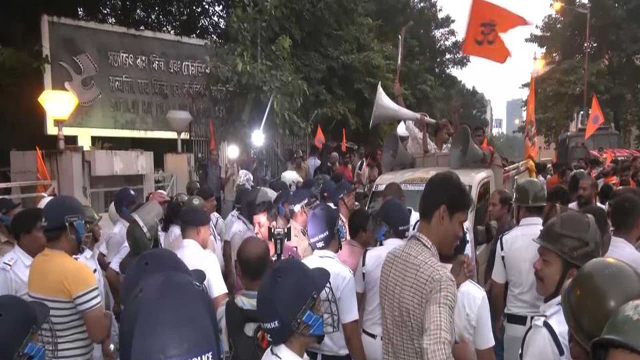 Members of the Hindu Jagran Manch protesting outside SRFTI (Photo/ANI) Members of the Hindu Jagran Manch protesting outside SRFTI (Photo/ANI)