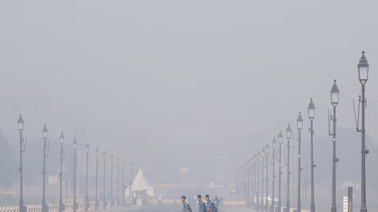School students at Kartavya Path amid dense smog (File Photo/ANI) School students at Kartavya Path amid dense smog (File Photo/ANI)