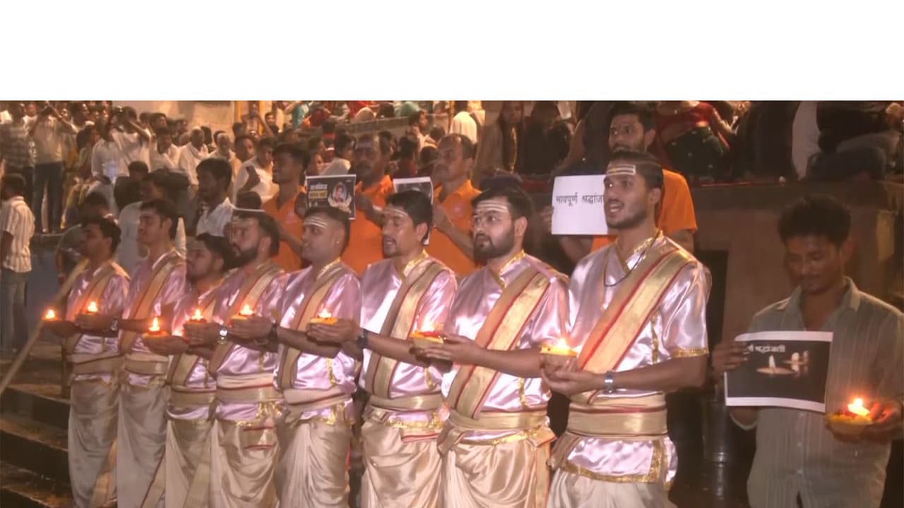 Asha Bhosle tribute at Dashashwamedh Ghat (Photo/ANI) Asha Bhosle tribute at Dashashwamedh Ghat (Photo/ANI)