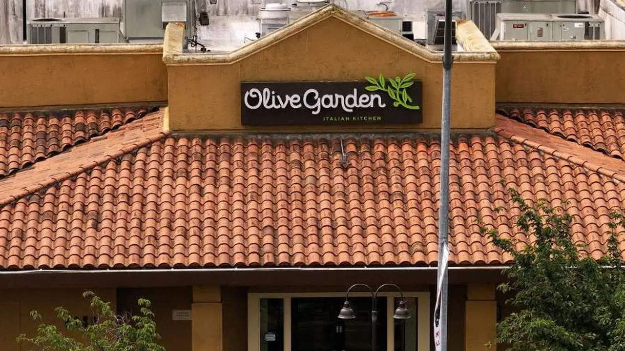 https://stocktwits.com/news articles/markets/equity/olive garden parent darden s stock soars after upbeat q4 results 1 b buyback retail spirits stay high/chmPxnERR5m https://stocktwits.com/news articles/markets/equity/olive garden parent darden s stock soars after upbeat q4 results 1 b buyback retail spirits stay high/chmPxnERR5m