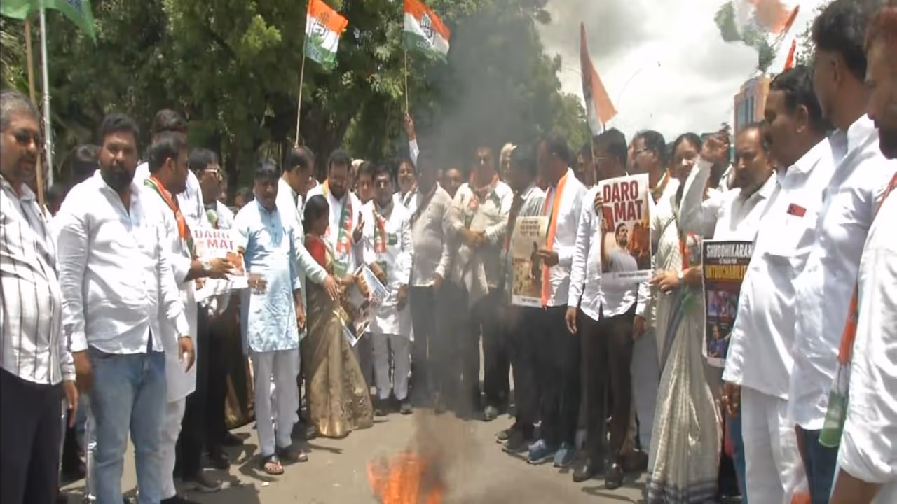Congress workers stage protest against the FIR registered against Rahul Gandhi (Photo/ANI) Congress workers stage protest against the FIR registered against Rahul Gandhi (Photo/ANI)