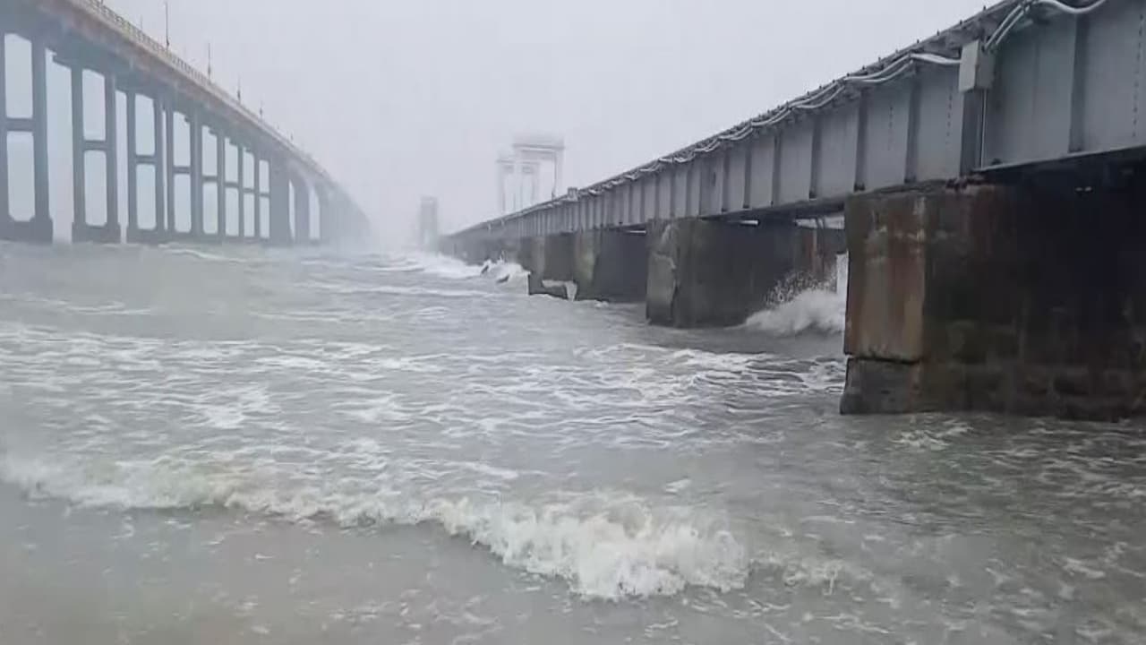 Cyclone ‘Ditwah’ hits Pamban with strong winds, heavy rain and rough sea conditions (Photo/ANI) Cyclone ‘Ditwah’ hits Pamban with strong winds, heavy rain and rough sea conditions (Photo/ANI)