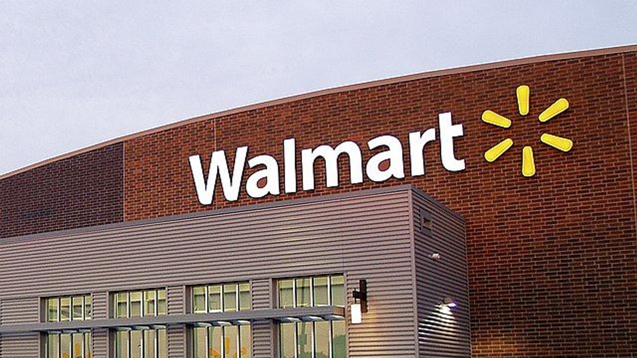 https://stocktwits.com/news articles/markets/equity/walmart us chief pledges to keep headcount steady as ai creates new roles/chwkbGTRdMh