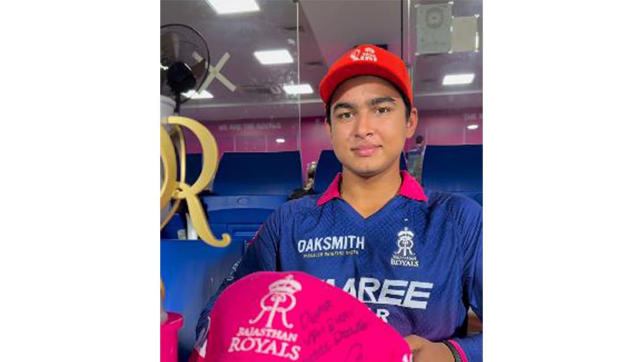 Vaibhav Sooryavanshi with signed cap from Virat Kohli (Photo/Instagram@Rajasthan Royals) Vaibhav Sooryavanshi with signed cap from Virat Kohli (Photo/Instagram@Rajasthan Royals)