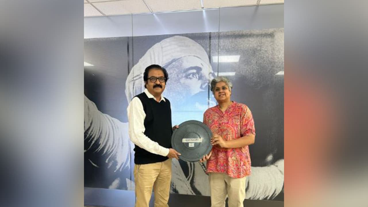 Aparna Subramanian donating Ratha Kanneer reels to Prakash Magdum (Photo/X@PIBMumbai) Aparna Subramanian donating Ratha Kanneer reels to Prakash Magdum (Photo/X@PIBMumbai)
