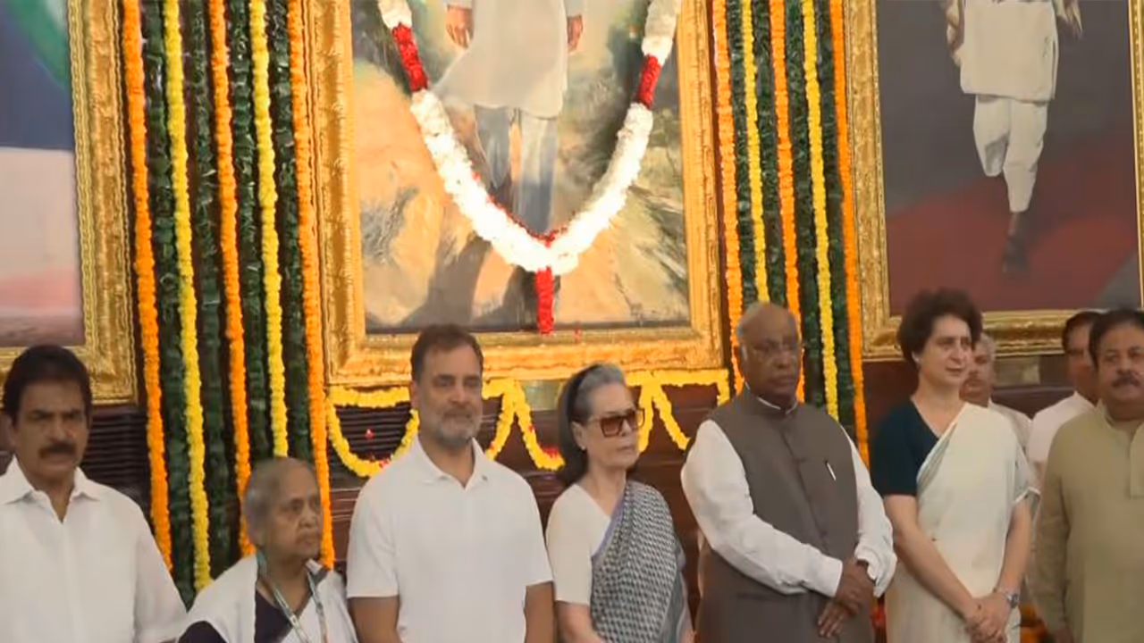 Congress leaders pay floral tribute to former Prime Minister Rajiv Gandhi on his 82nd birth anniversary (Photo/ANI) Congress leaders pay floral tribute to former Prime Minister Rajiv Gandhi on his 82nd birth anniversary (Photo/ANI)