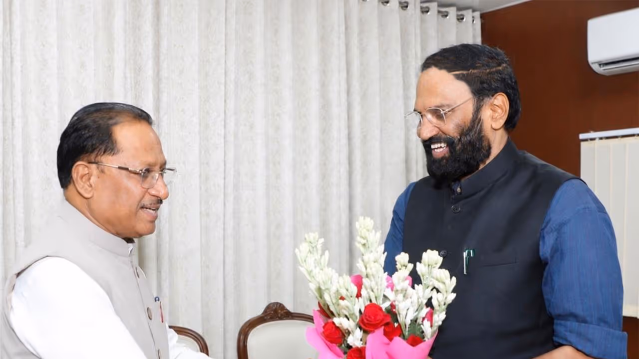 Telangana minister Uttam Reddy meets Chhattisgarh CM Sai in Delhi (Photo:ANI) Telangana minister Uttam Reddy meets Chhattisgarh CM Sai in Delhi (Photo:ANI)